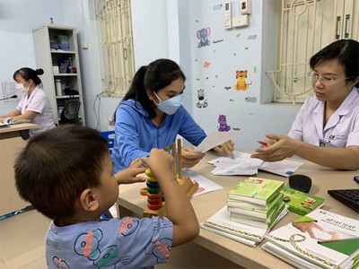 Vương Não Khang vui tết Trung Thu 2022 cùng các bé tại Bệnh Viện Nhi Trung Ương